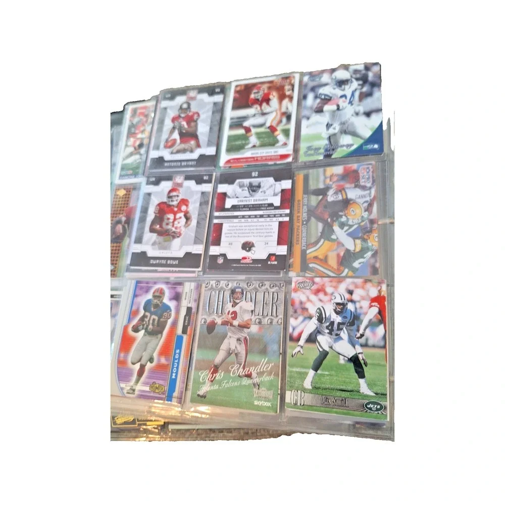 Trading‎ card book with football cards inside 118 cards